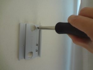 pid4mの本体プレートをネジで取付け